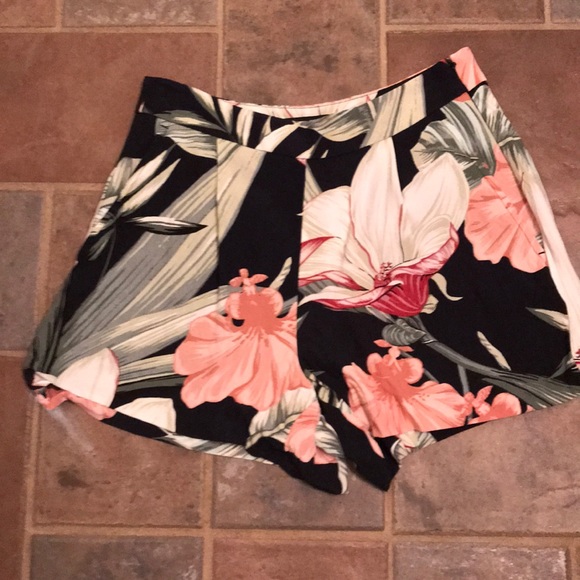 Ann Taylor Pants - Ann Taylor NWOT tropical shorts 2P Ann Taylor Pants - Ann Taylor NWOT tropical shorts 2P